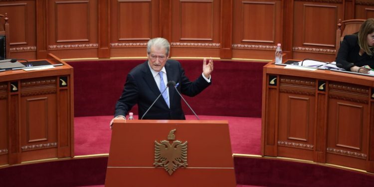 “Pas portit të Durrësit fshihet një njëri i afërt me Vuçiçin”, Berisha thirrje KE: Hetoni kullat në Tiranë, Shqipëria ka kaluar vijën e kuqe