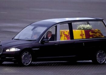 Makina që mbante arkivolin e Mbretëreshës Elizabeth është projektuar nga vetë ajo