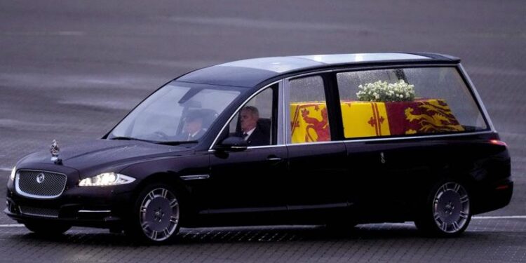 Makina që mbante arkivolin e Mbretëreshës Elizabeth është projektuar nga vetë ajo