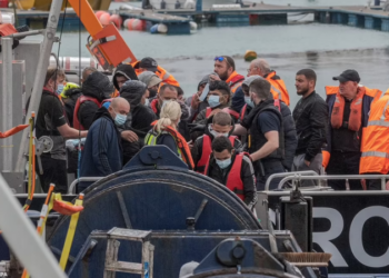 Media britanike: Bandat shqiptare të krimit të organizuar po kontrabandojnë emigrantë meshkuj me prerje flokësh e tatuazhe burgu