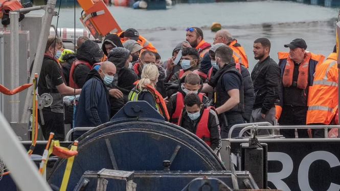 Media britanike: Bandat shqiptare të krimit të organizuar po kontrabandojnë emigrantë meshkuj me prerje flokësh e tatuazhe burgu