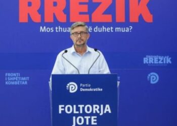 PD me nismën “Foltorja Jote”/ Ish drejtori i shkollës në Kavajë denoncon: Më hoqën nga puna së bashku me gruan time, shkak bindjet politike