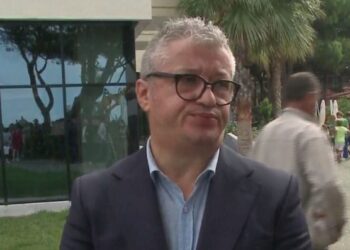 Grupet brenda PS po hanë kokat e njëri-tjetrit. Ish-deputeti socialist sulmon dhe Taulant Ballën