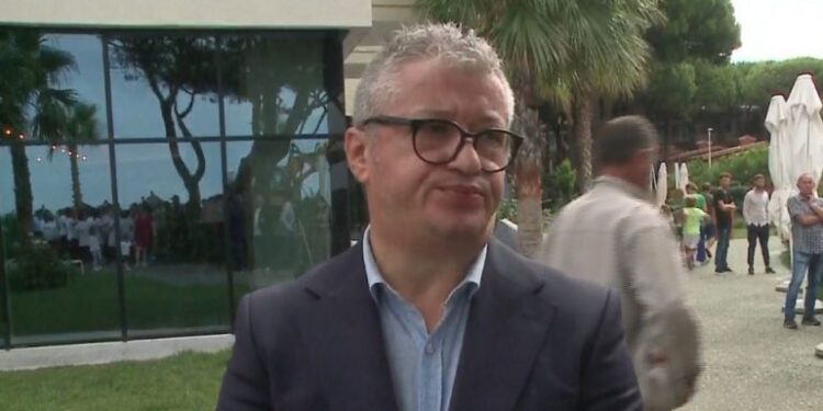 Grupet brenda PS po hanë kokat e njëri-tjetrit. Ish-deputeti socialist sulmon dhe Taulant Ballën