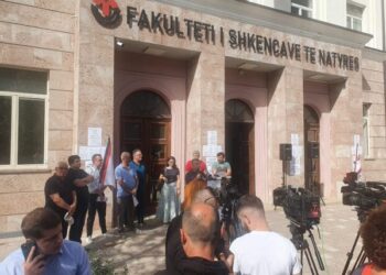 FOTO/ Zbardhen kërkesat e pedagogëve, rritje rrogash 30% deri në tetor. Ja 9 pikat e peticionit