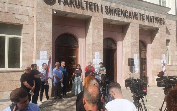 FOTO/ Zbardhen kërkesat e pedagogëve, rritje rrogash 30% deri në tetor. Ja 9 pikat e peticionit