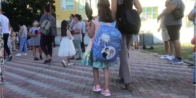 Nuk ka nxënës, shkolla të mbyllura dhe të bashkuara në Elbasan, mësimi ende zhvillohet me turne në 10 prej tyre