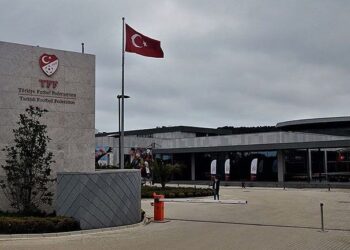 Tronditet Stambolli/ Sulm me armë zjarri mbi selinë e Federatës Turke të Futbollit, objektivi dyshohet të ishte…