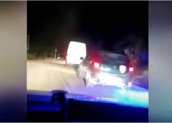 Po transportonin 8 sirianë, dy të rinjtë në Vlorë nuk i ndalojnë postobllokut të policisë dhe braktisin fugonin