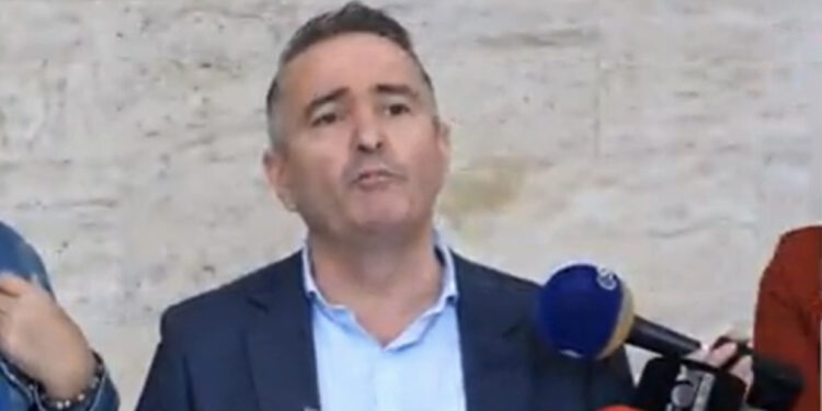 Sindikata mbështet pedagogët dhe paralajmërojnë protestë: Rritja e rrogës me 7% e papranueshme