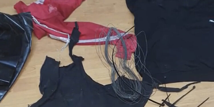 “Skifterët” gati për të grabitur në Kamëz, policia u pret “vrullin”, dy të rinjve u gjendet armë dhe veshje në makinë