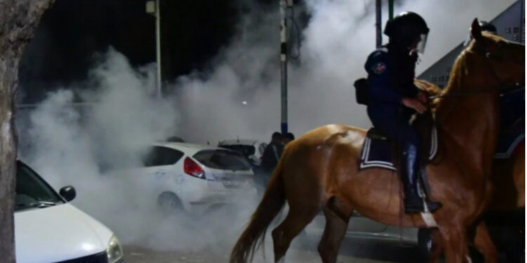 Një person i vdekur pas kaosit në ndeshjen Gimnasia-Boca Juniors në Argjentinë