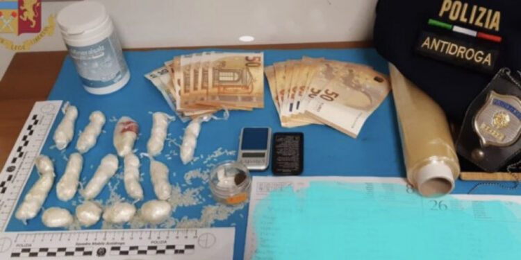 Mbi 1 kg kokainë në shtëpi gati për shitje, arrestohen dy shqiptarë në Ankona