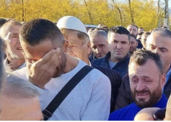 VIDEO prekëse/ Viktima dhe autori ishin shokë, në ceremoninë e varrimit familja i fal gjakun e të birit