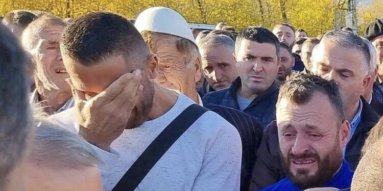 VIDEO prekëse/ Viktima dhe autori ishin shokë, në ceremoninë e varrimit familja i fal gjakun e të birit