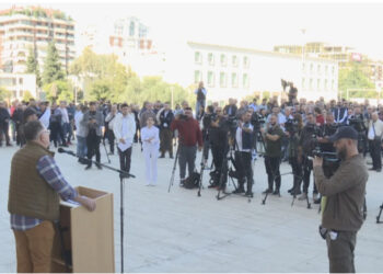 Viti i ri akademik nis me protesta, pedagogët kërkojnë rritje pagash