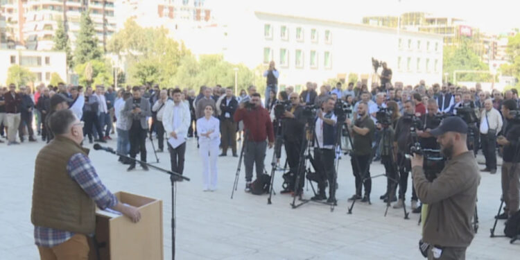 Viti i ri akademik nis me protesta, pedagogët kërkojnë rritje pagash