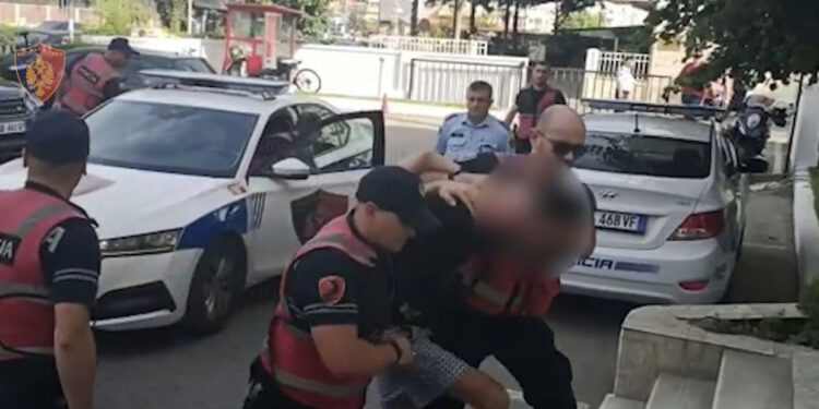 Drejtonte mjetin në gjendje të dehur, arrestohet 51-vjeçari në Fier që përplasi të moshuarin me karrocë