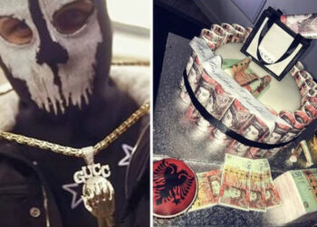 Shqiptarët shpesh na bëjnë krenar nëpër botë dhe lumturohemi kur në mediat e huaja lexojmë emrat e përfaqësuesve të denjë shqiptarë teksa bëjnë histori.  Por krejt ndryshe nga ajo çfarë presim dhe dëshirojmë “Daily Mail” i ka kushtuar një artikull gangsterëve shqiptarë për të cilët thotë se po përdorin video të publikuara në rrjetet sociale për kontrollin e bizneseve fitimprurëse të kanabisit në Mbretërinë e Bashkuar.  Pamjet e tmerrshme të TikTok të zbuluara nga Mail tregojnë bosët e bandave duke përdorur rrëmbime, burgime të rreme dhe rrahje brutale për të vulosur autoritetin e tyre në rrjetin drogës të fshehura në shtëpi banimi në të gjithë vendin.     Videot, disa me mbi 10,000 shikime, paraqesin viktima të mavijosura keq që rënkojnë nga dhimbja ose luten për ndihmë për të vepruar si një paralajmërim i ashpër.   Kriminologët thanë se bandat po drejtonin fushatën e përgjakshme të mediave sociale të orkestruar me kujdes për të reklamuar forcën e tyre mbi rrjetet kriminale rivale dhe për të provuar të joshin rekrutë të rinj