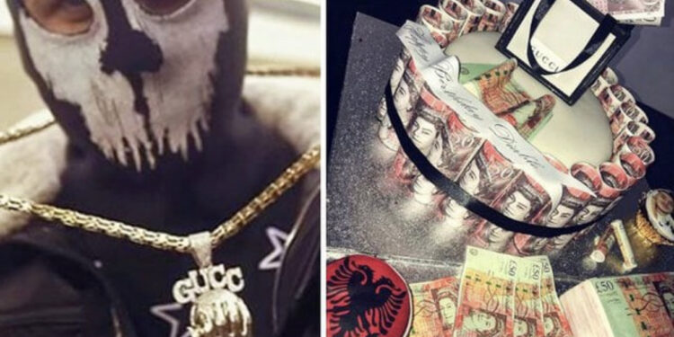 Shqiptarët shpesh na bëjnë krenar nëpër botë dhe lumturohemi kur në mediat e huaja lexojmë emrat e përfaqësuesve të denjë shqiptarë teksa bëjnë histori. Por krejt ndryshe nga ajo çfarë presim dhe dëshirojmë “Daily Mail” i ka kushtuar një artikull gangsterëve shqiptarë për të cilët thotë se po përdorin video të publikuara në rrjetet sociale për kontrollin e bizneseve fitimprurëse të kanabisit në Mbretërinë e Bashkuar. Pamjet e tmerrshme të TikTok të zbuluara nga Mail tregojnë bosët e bandave duke përdorur rrëmbime, burgime të rreme dhe rrahje brutale për të vulosur autoritetin e tyre në rrjetin drogës të fshehura në shtëpi banimi në të gjithë vendin. Videot, disa me mbi 10,000 shikime, paraqesin viktima të mavijosura keq që rënkojnë nga dhimbja ose luten për ndihmë për të vepruar si një paralajmërim i ashpër. Kriminologët thanë se bandat po drejtonin fushatën e përgjakshme të mediave sociale të orkestruar me kujdes për të reklamuar forcën e tyre mbi rrjetet kriminale rivale dhe për të provuar të joshin rekrutë të rinj