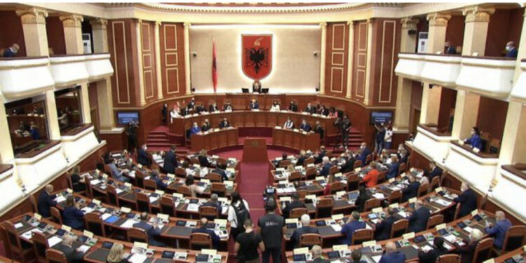 Seanca plenare sot, nga debati për energjinë elektrike te projektligji për dosjet e ish-sigurimit, ja rendi i ditës