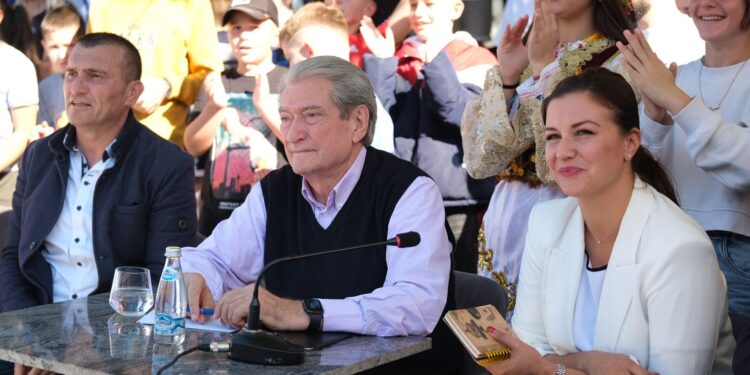 Berisha nga Lazarati: Do bëjmë gjithçka së bashku me ju, t’i shkurtojmë jetën këtij armiku të egër të lirive, të lazaratasve dhe të mbarë shqiptarëve