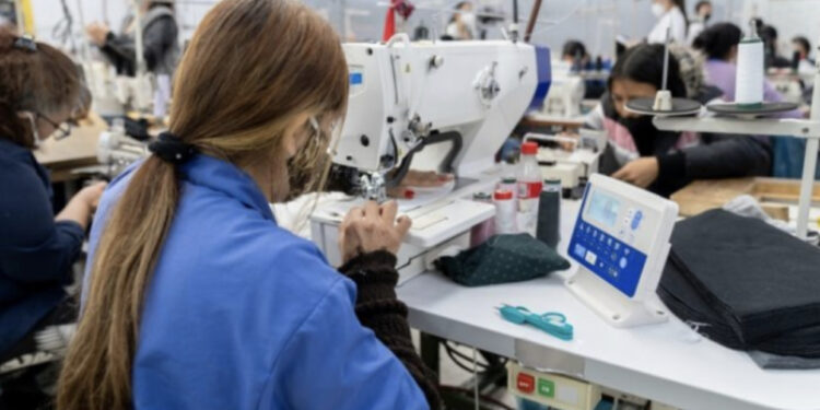 Mungesa e fuqisë punëtore, 190 gra nga Nepali dhe Filipinet do të vijnë të punojnë në fabrikat fason në Shqipëri
