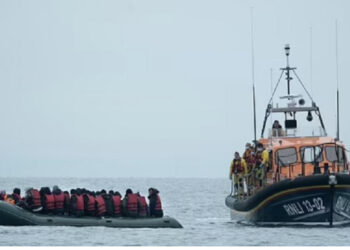 “Fillon kthimi i shqiptarëve”, mediat britanike: Vijnë me gomone, ikin me “Charter”