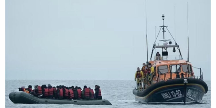 “Fillon kthimi i shqiptarëve”, mediat britanike: Vijnë me gomone, ikin me “Charter”