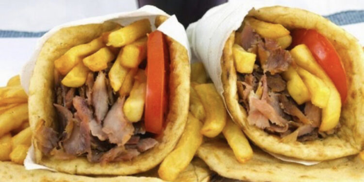 VIDEO/ “Paguaj 8 euro”, qytetari i ankohet kancelarit gjerman: Të lutem fol me Putin, ulni çmimet e sufllaqeve