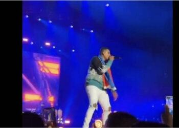 VIDEO-E RËNDË/ Ishte duke performuar në skenë, humb jetën këngëtari i njohur