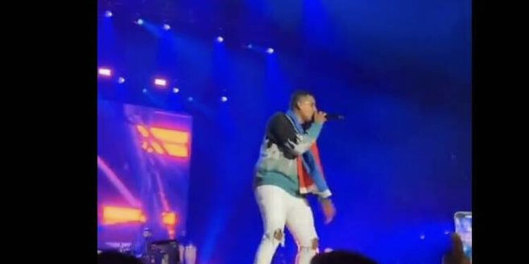 VIDEO-E RËNDË/ Ishte duke performuar në skenë, humb jetën këngëtari i njohur