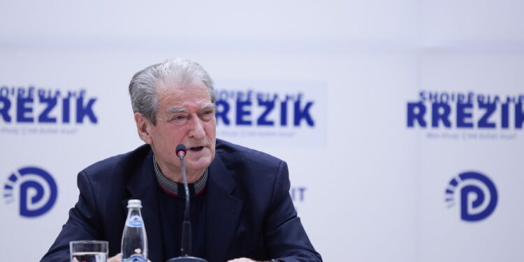 Berisha: Admiroj grevën e pedagogëve. Në Kosovë një pedagog paguhet 1200 euro, në Shqipëri 600 euro!