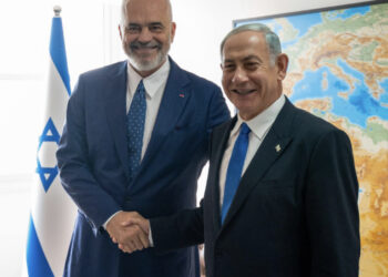 Rama takon liderin e opozitës në Izrael, ndan foto duke shtrënguar duart me Netanyahun