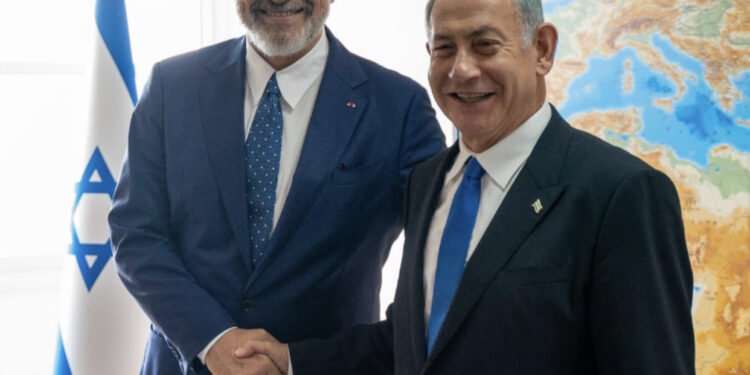 Rama takon liderin e opozitës në Izrael, ndan foto duke shtrënguar duart me Netanyahun