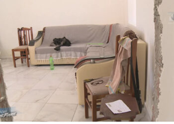 Firma kryen punime jo cilësore në banesat e tërmetit, u dorëzon familjeve në Rrogozhinë shtëpitë pa dyer dhe pa dritare