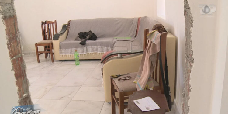 Firma kryen punime jo cilësore në banesat e tërmetit, u dorëzon familjeve në Rrogozhinë shtëpitë pa dyer dhe pa dritare