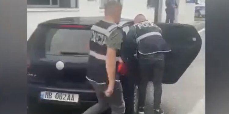 “Na jep 3 mijë euro”, kërcënuan një person në rrjetet sociale për t’i marrë para, arrestohen 3 persona në Elbasan