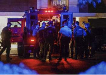 Të shtëna me armë në Amerikë, mes pesë të vrarëve dhe një polic