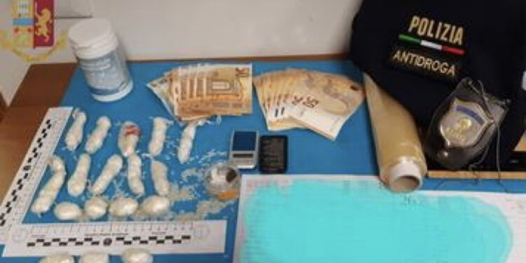 ‘Kokainë mes vazos me oriz’/ Arrestohen dy shqiptarë në Itali, policia nuk i gjente dot ku fshiheshin