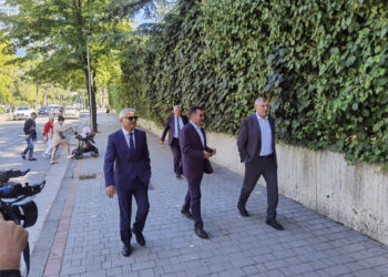 Nga Mediu te Shehu, krerët e partive politike mbërrijnë në Presidencë, nis takimi me Begajn