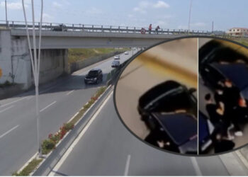 Makina i pret rrugën motorit, RRËMBEHET në mes të autostradës Tiranë-Durrës një PERSON