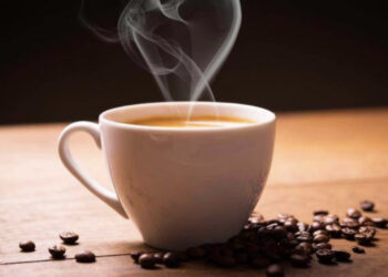 Tre shenja që tregojnë se ndoshta pini shumë kafe