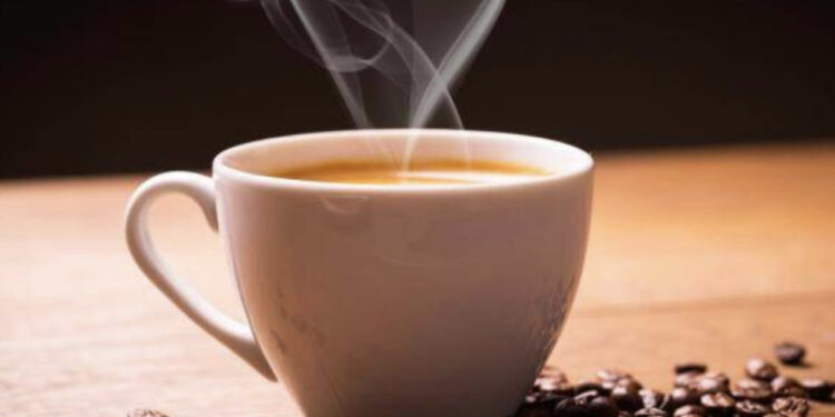 Tre shenja që tregojnë se ndoshta pini shumë kafe