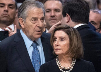 Sulmoi bashkëshortin e Nancy Pelosit, autori është një mbështetës i teorive konspirative për vaksinat