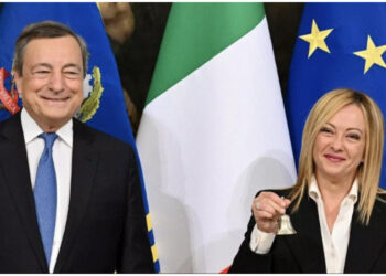 Mario Draghi i dorëzon detyrën Melonit, largohet me duartrokitje nga “Sala dei Galeoni”