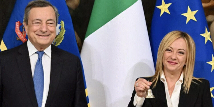 Mario Draghi i dorëzon detyrën Melonit, largohet me duartrokitje nga “Sala dei Galeoni”