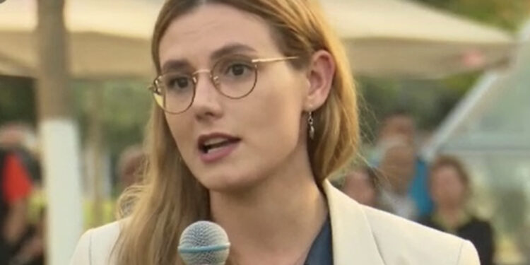 Bora Muzhaqi bën lapsusin në takimin me nxënësit dhe studentët në Fier: Pyesni fëmijët tuaj në klasën e parë…