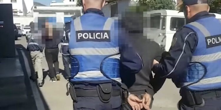 Kishin plan për të ekzekutuar biznesmenin, gjykata e Elbasanit lë në burg dy të arrestuarit që u kapën me arsenal armësh