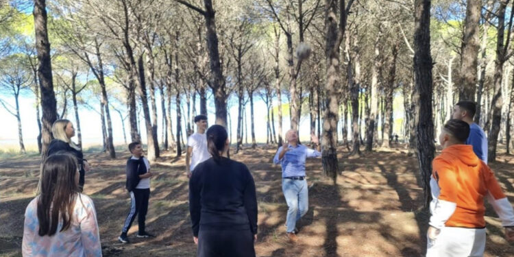 FOTO/ E diela larg politikës, Meta luan volejboll mes pishave me të rinjtë